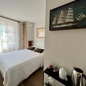 Les Petits Volets 2 Bed & Breakfast