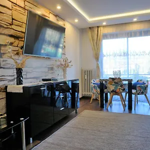 Charming Ac 2-bedroom Center Family, Couples Friendly Apartment